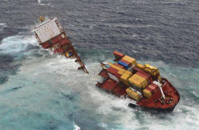 这艘船有1900个集装箱损坏丢失，满载中国和东南亚货物